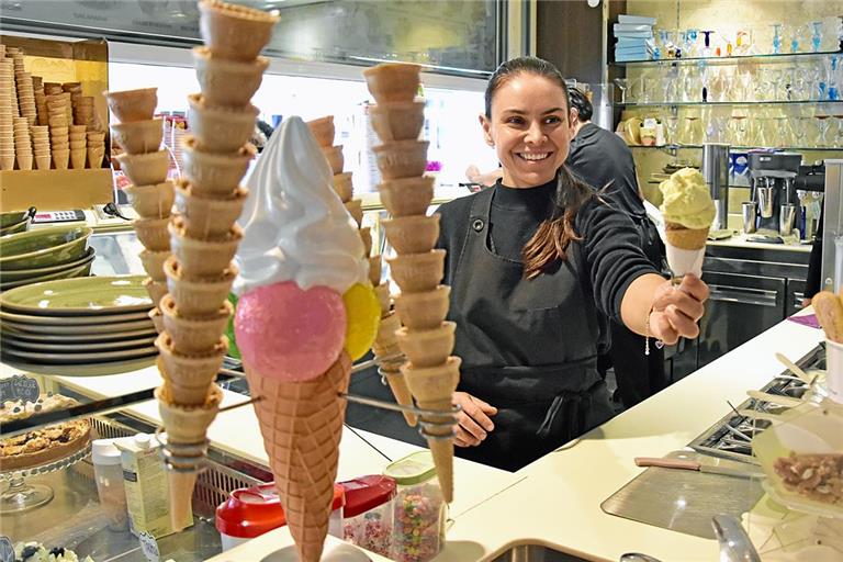 Auch im Backnanger Eiscafé Dolomiti gehört Vanilleeis zu den beliebtesten Sorten. Hier überreicht Verkäuferin Vônia Nogaredo eine Waffel mit zwei Kugeln Eis mit Vanillegeschmack. Foto: Tobias Sellmaier 