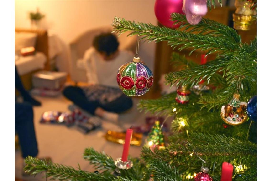 Auch im Corona-Jahr sollen Familien unter einem geschmücktem Weihnachtsbaum gemeinsam Geschenke auspacken können. Foto: Karl-Josef Hildenbrand/dpa