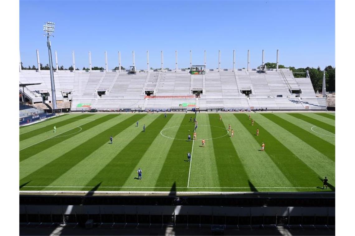 Nach Corona-Pause: Heidenheim verliert, keine Zwischenfälle Auch im Karlsruher Wildparkstadion wurde vor leeren Rängen gekickt. Foto: Markus Gilliar/Getty-Pool/dpa