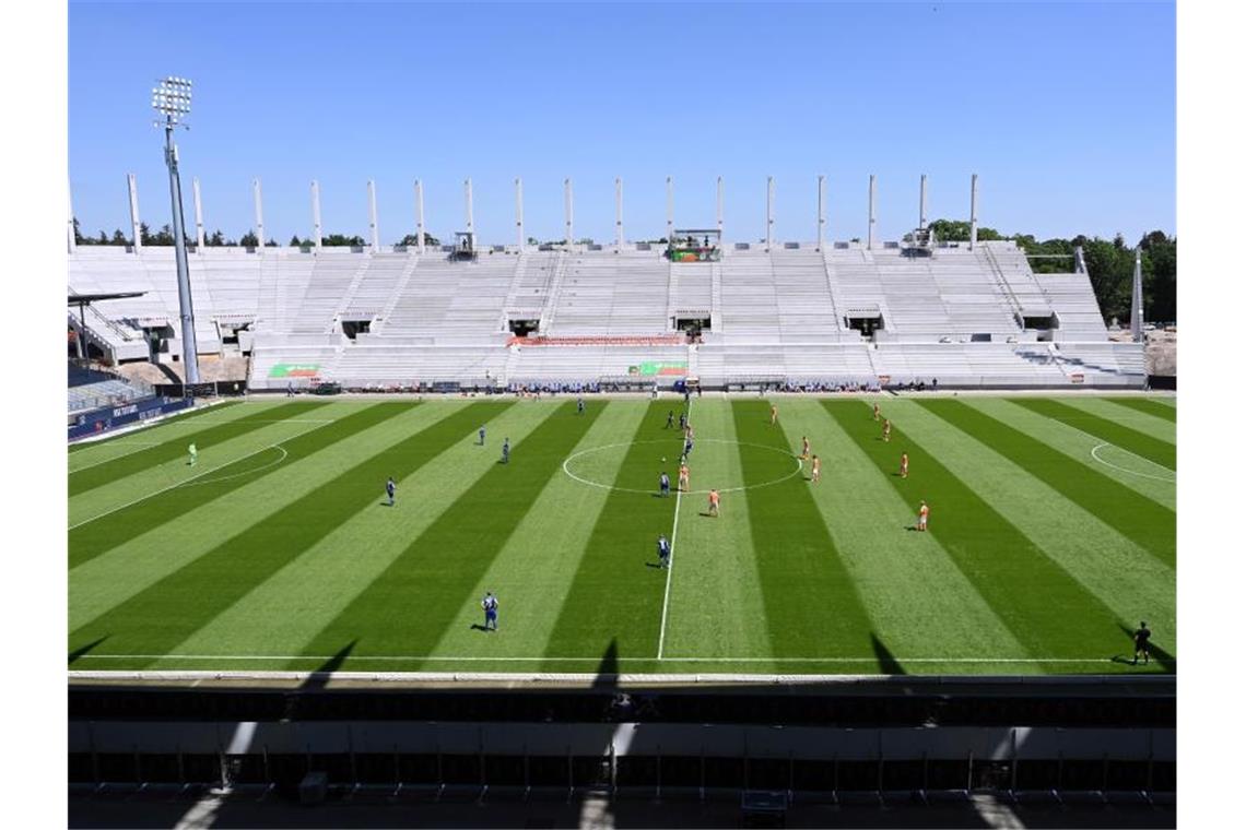 Auch im Karlsruher Wildparkstadion wurde vor leeren Rängen gekickt. Foto: Markus Gilliar/Getty-Pool/dpa