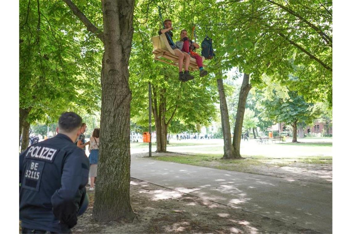 Klimaprotest: Polizei räumt Straße am Brandenburger Tor Auch im Monbijoupark unweit von der Museumsinsel versammelten sich Aktivisten - zum Teil in Hochsitzen. Foto: Jörg Carstensen/dpa