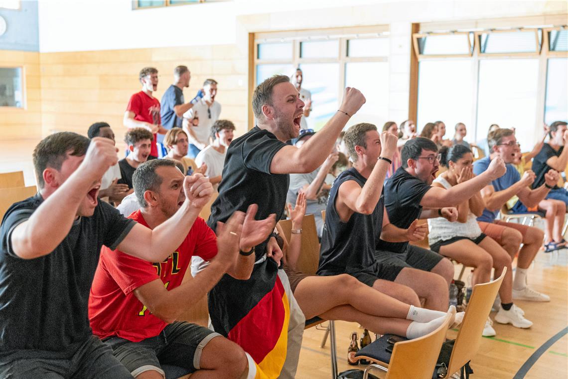Basketballer der TSG Backnang bejubeln gemeinsam den WM-Titel Auch im Murrtal waren die Basketballfans vom Auftritt des Nationalteams begeistert. Beim Public-Viewing auf dem Hagenbach wurde jeder deutsche Punkt riesig gefeiert. Foto: Alexander Becher