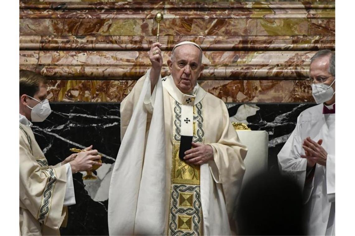 Auch im Petersdom wird in der Pandemie Maske getragen: Papst Franziskus bei der Messe zum Ostersonntag. Foto: Filippo Monteforte/POOL AFP/dpa