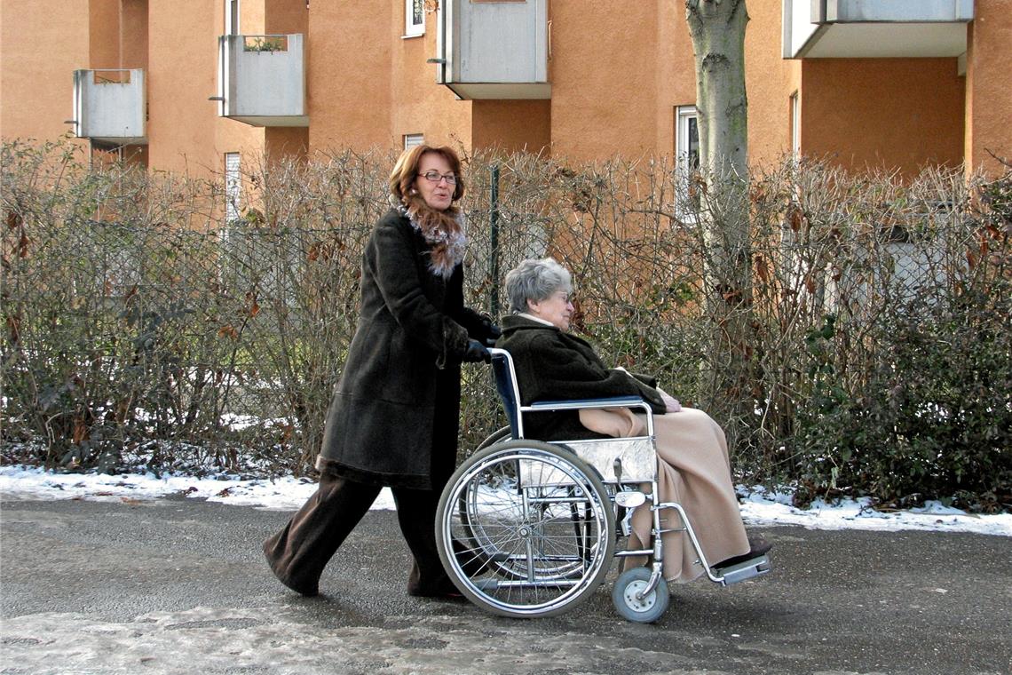 Rems-Murr-Kreistag beschließt Pflegeplan Auch im Rems-Murr-Kreis werden die Menschen im Schnitt immer älter und mitunter irgendwann auch pflegebedürftig. Um den Herausforderungen dieser Entwicklung zu begegnen, liefert der Kreispflegeplan wichtige Richtlinien. Symbolfoto: Pixelio/Rainer Sturm