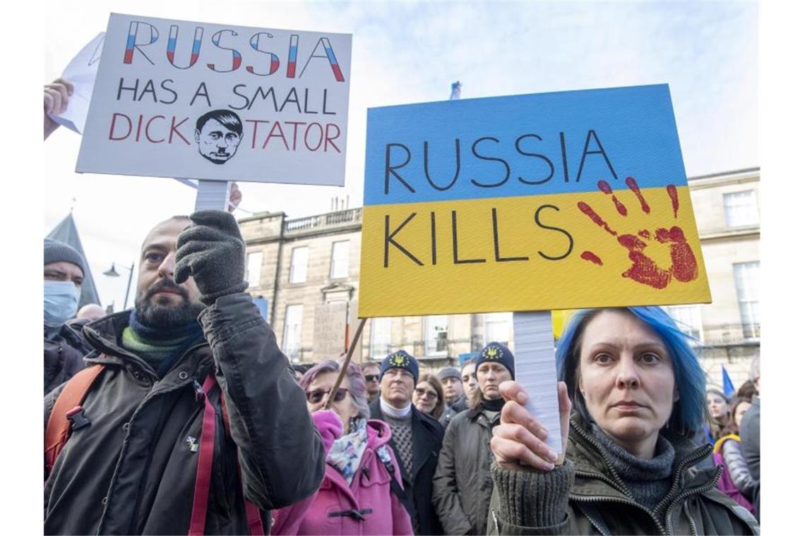 Immer mehr Russen rufen zur Beendigung des Krieges auf Auch im schottischen Edinburgh wird gegen die russische Invasion in die Ukraine protestiert. Foto: Lesley Martin/PA Wire/dpa