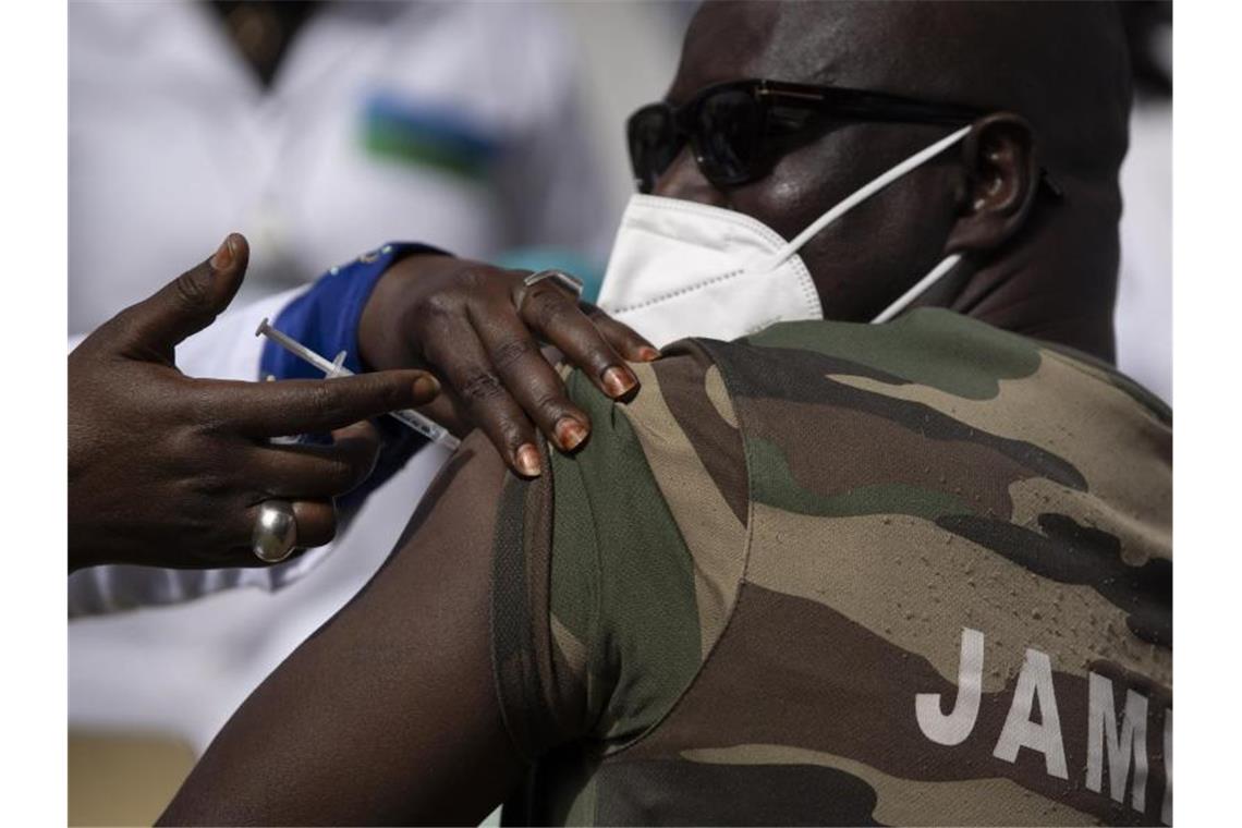 Auch im Senegal erwartet man die Lieferung einer großen Menge an Impfstoffdosen durch die Covax-Initiative. Foto: Leo Correa/AP/dpa