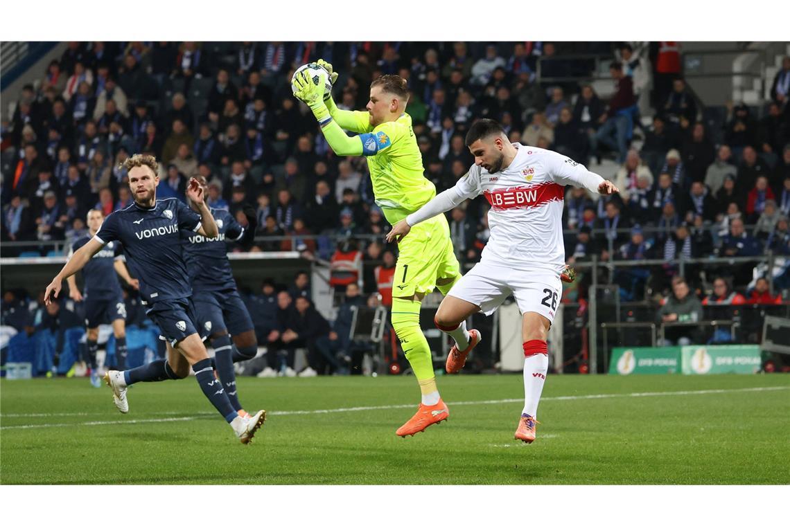 Auch im weiteren Verlauf blieb der VfB harmlos, das Spiel plätscherte vor sich hin. Deniz Undav, der zum Spieler des Monats nominiert ist, war in der ersten Halbzeit auch eher unauffällig.