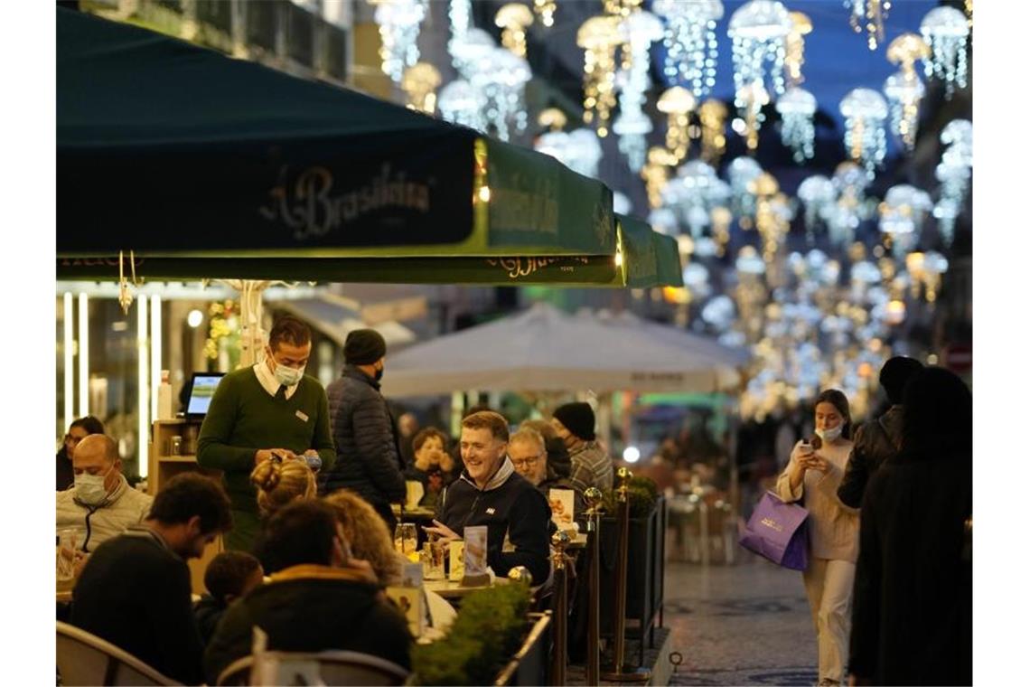 Spanien, Portugal und USA werden Corona-Hochrisikogebiete Auch im Winter kann man in Lissabon draußen sitzen. Foto: Armando Franca/AP/dpa