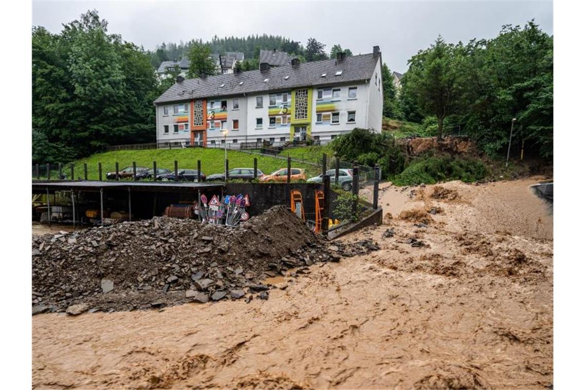 Überflutete Straßen nach Starkregen - Feuerwehrmann ertrinkt Auch in Altena im Sauerland haben die starken Regenfälle viele Schäden verursacht. Die Einsatzkräfte kämpfen gegen Wasser-, Erd- und Geröllmassen. Foto: Markus Klümper/dpa