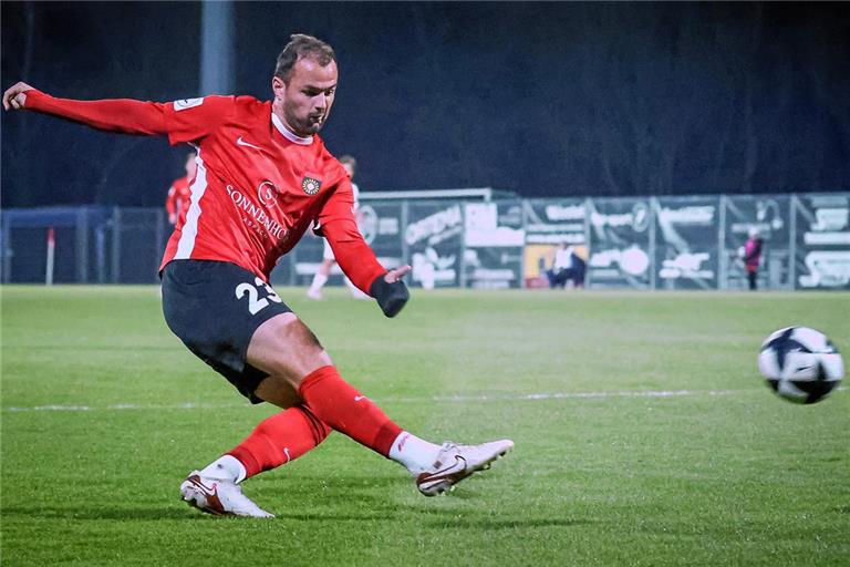Auch in Alzenau zweimal erfolgreich: SG-Torjäger Fabian Eisele. Mit dem 4:1-Erfolg beim Kellerkind bauten er und die Fußballer aus dem Fautenhau die Tabellenführung in der Regionalliga gegenüber Freiberg auf drei Punkte aus. Archivfoto: Alexander Becher