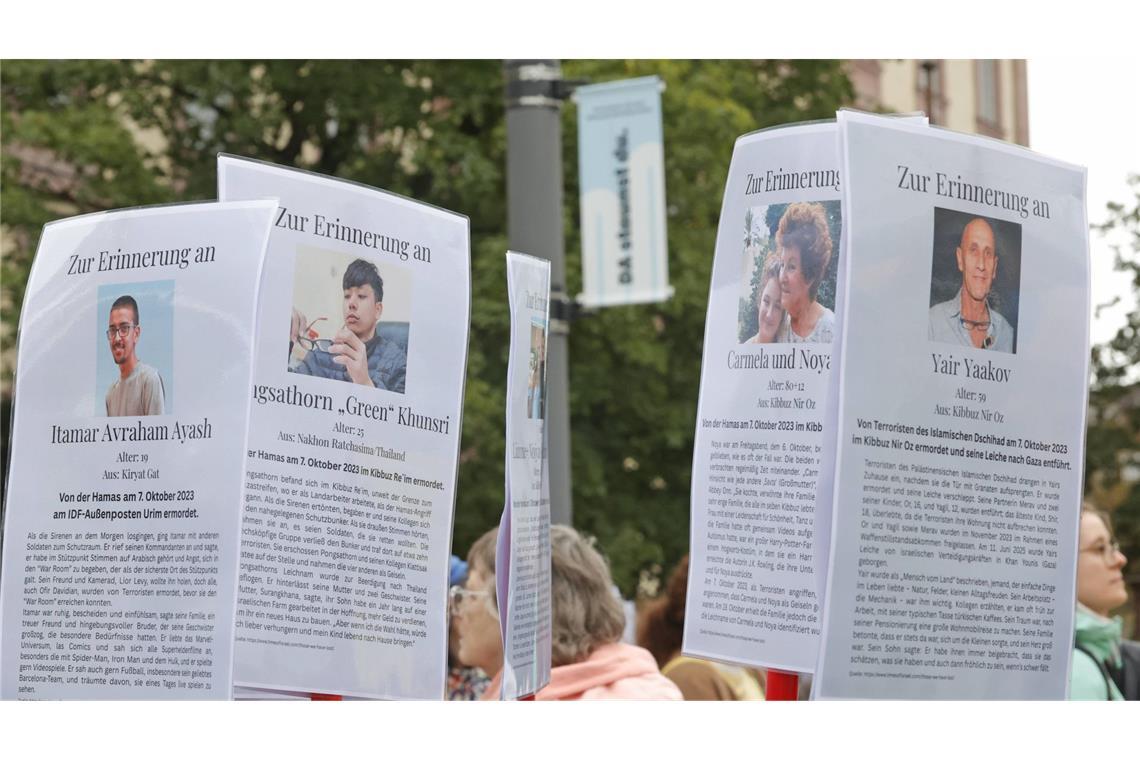 Auch in anderen deutschen Städten erinnern Menschen an die Opfer des Krieges.