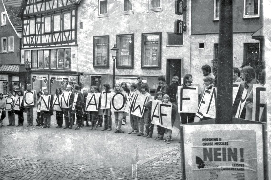 Hoffnung inmitten eisiger Realität Auch in Backnang wird in den 80ern gegen Atomwaffen und für Frieden demonstriert, unter anderem nach den Luftangriffen der USA auf Libyen im Jahr 1986. Foto: BKZ-Archiv