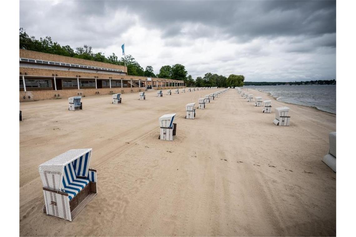 Auch in Berlin darf wieder geurlaubt werden - und wer mag, kann sich trotz Regen ins Strandbad Wannsee wagen. Foto: Michael Kappeler/dpa