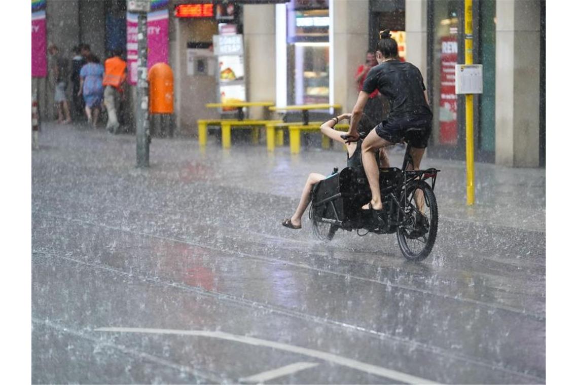 Deutscher Wetterdienst: Der Sommer war deutlich zu nass Auch in Berlin gab es in diesem Sommer zuviel Regen. Foto: Jörg Carstensen/dpa