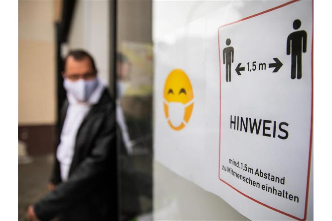 Auch in Berlin werden die Maßnahmen zur Eindämmung des Coronavirus verschärft. Foto: Christoph Soeder/dpa