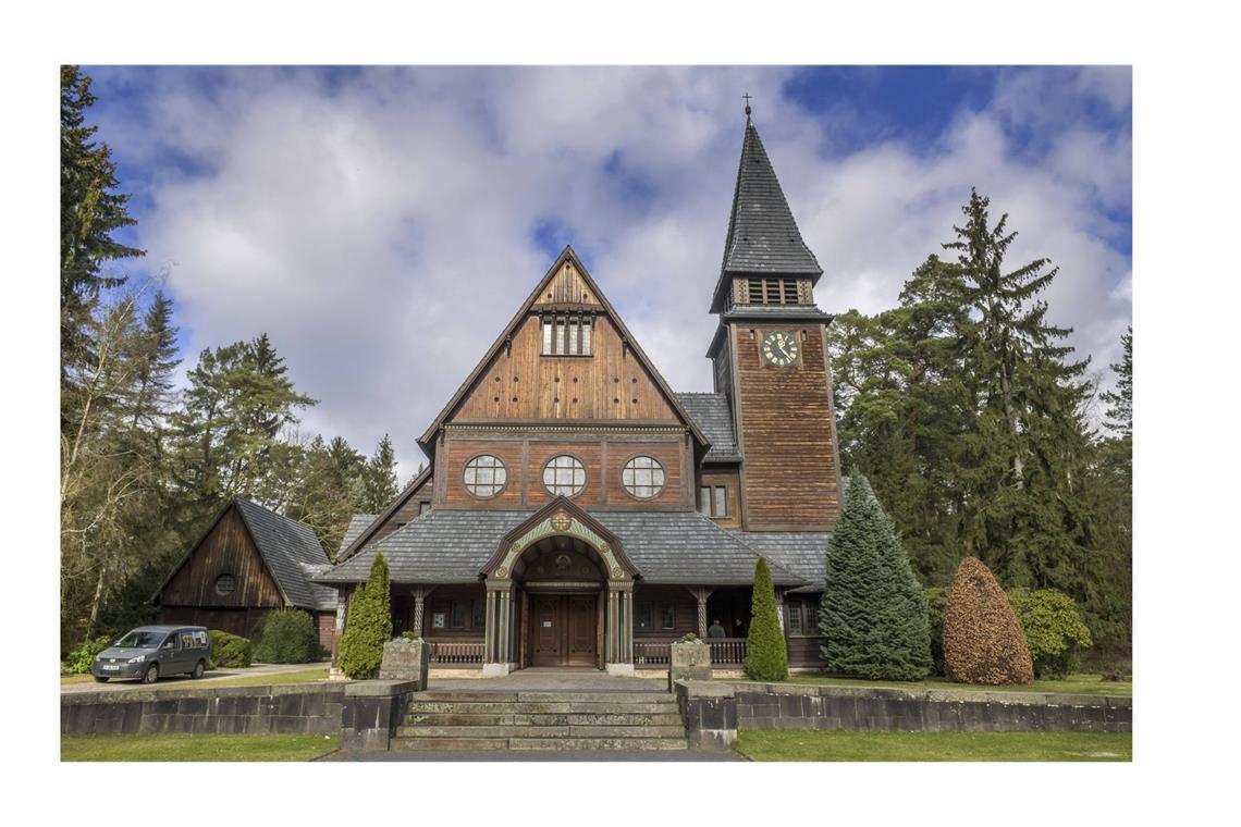 Das Architektenhaus ist jetzt TV-Star Auch in Berlin wurde Architektur dank Netflix zum Star: Ein Pilgerziel für alle Fans der Netflix-Serie „Dark“ ist der Stahnsdorfer Südwestkirchhof. Dort steht die Kapelle, die in der Streaming-Serie eine besondere Rolle spielt. Der Südwestkirchhof Stahnsdorf gehört neben Venedigs Toteninsel San Michele, dem Wiener Zentralfriedhof und Père Lachaise in Paris zweifellos zu den herausragenden internationalen Begräbnisstätten. Die denkmalgeschützte Kapelle ist ein gelungenes Beispiel für einen norwegischen Typ einer Holzkirche im Jugendstil.