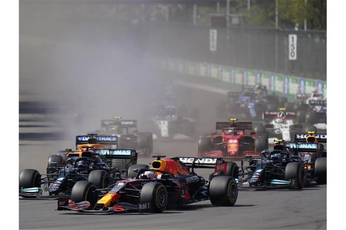Crash-Alarm zwischen Verstappen und Hamilton in São Paulo? Auch in Brasilien will sich Max Verstappen (vorne) in seinem Red Bull gegen Mercedes behaupten. Foto: Eduardo Verdugo/AP/dpa