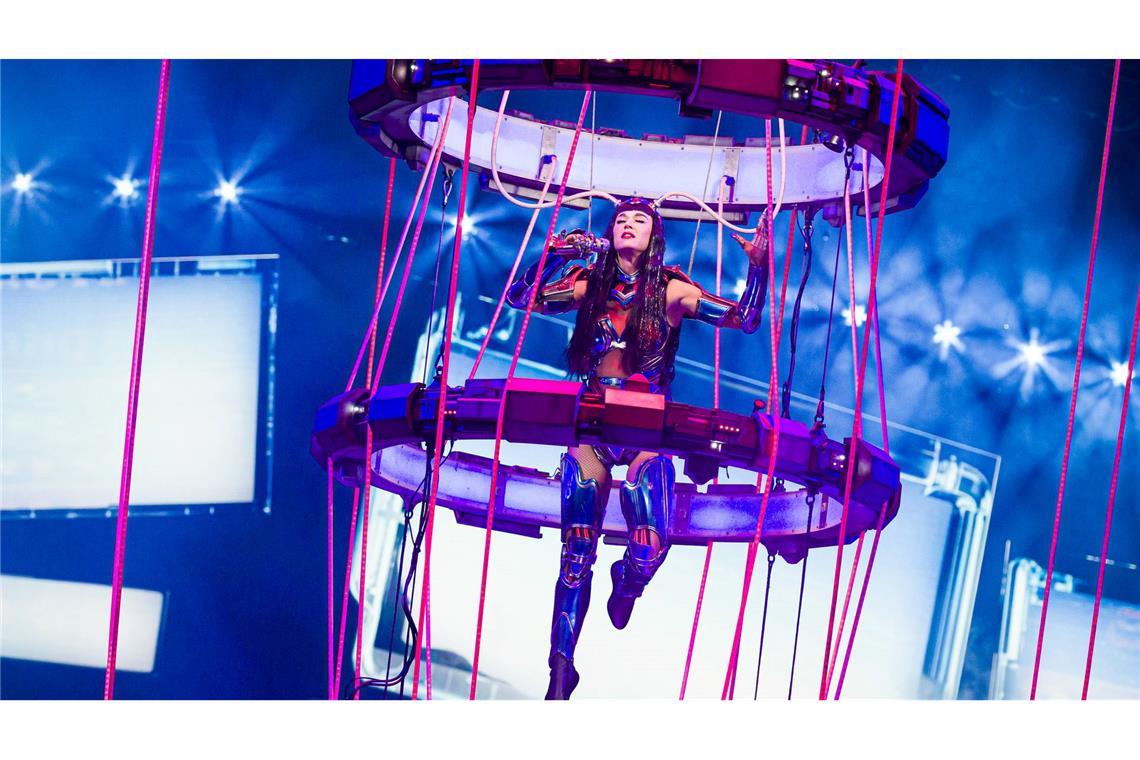Katy Perry beginnt Deutschland-Tour in Hannover Auch in den anderen Städten soll der Popstar wie in Hannover in einer akrobatisch anspruchsvollen Show an Drahtseilen durch die Luft fliegen und auf einer metallischen Kreatur reiten.