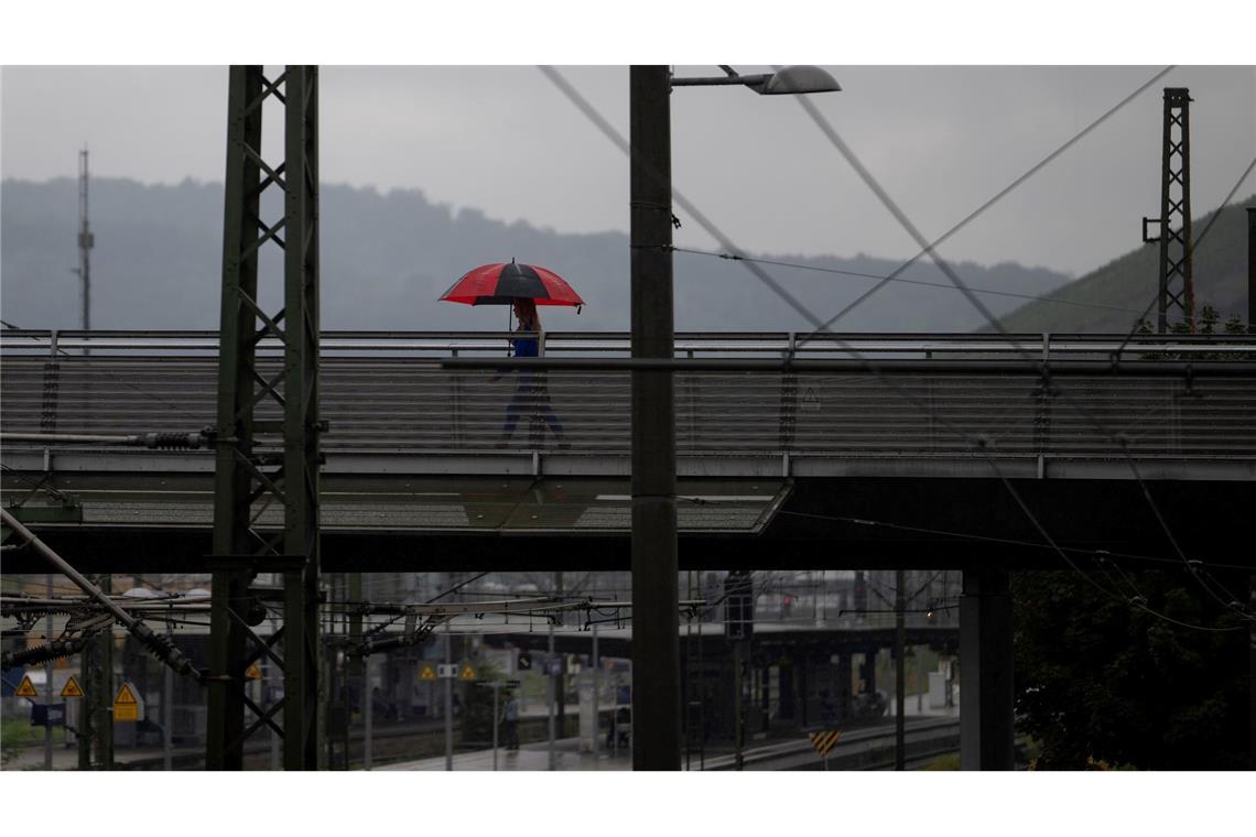 Auch in den kommenden Tagen sollte man die Regenjacke oder den Regenschirm griffbereit haben.