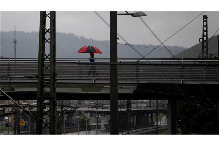 Auch in den kommenden Tagen sollte man die Regenjacke oder den Regenschirm griffbereit haben.