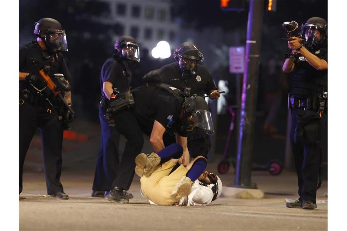 Welle von Protesten und Gewalt erschüttert die USA Auch in Denver gibt es Proteste: Polizisten während der Festnahme eines Demonstranten. Foto: David Zalubowski/AP/dpa