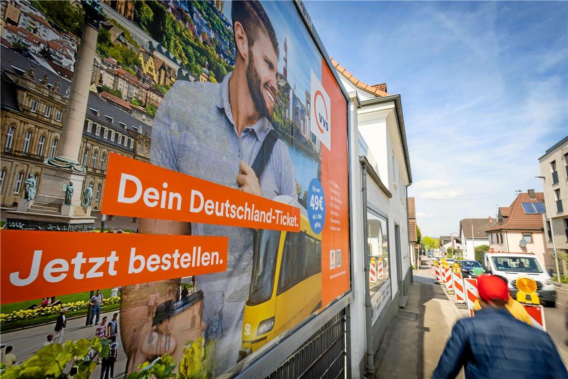 Alles bereit für das Deutschland-Ticket im Rems-Murr-Kreis? Auch in der Blumenstraße in Backnang soll ein Werbeplakat neue Abonnenten gewinnen. Foto: Alexander Becher
