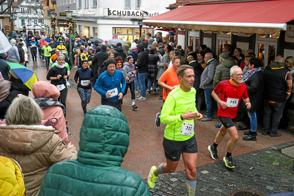Ein Finisherrekord und zwei Favoritensiege beim 36. Backnanger Silvesterlauf