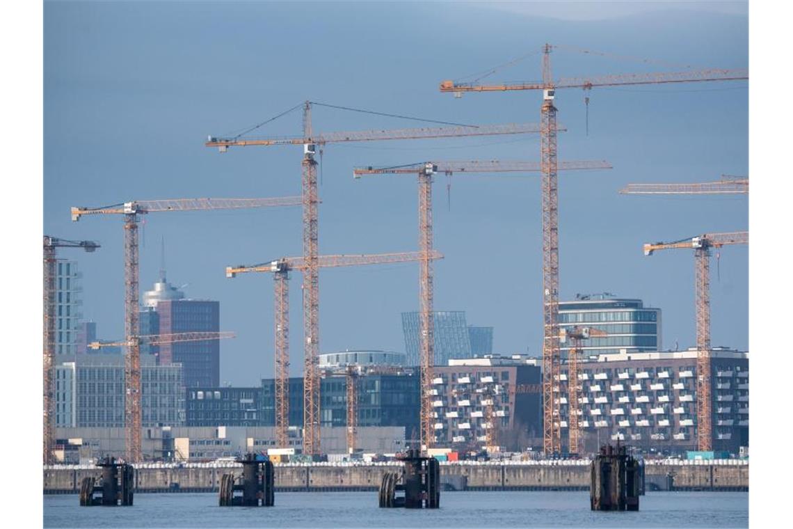 Auch in der HafenCity in Hamburg wird gebaut. Foto: Daniel Bockwoldt/dpa/Symbolfoto