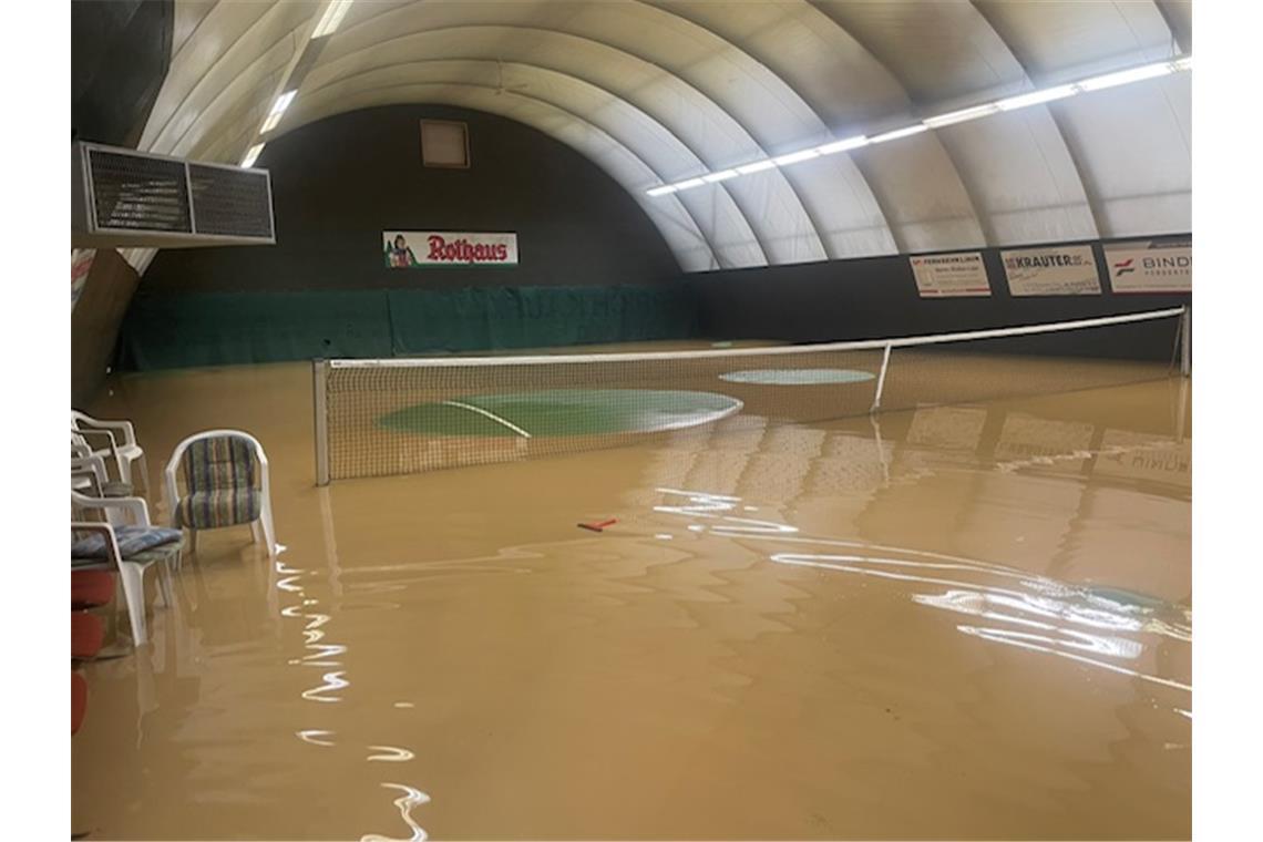 Auch in der Halle stand das Wasser. 