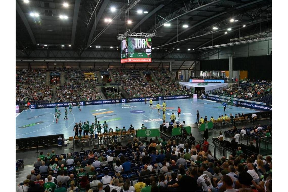 Zuschauer-Zahlen wie vor Corona? „Wäre eine naive Denkweise“ Auch in der Handball-Bundesliga füllen sich die Hallen langsam wieder. Foto: Hendrik Schmidt/dpa-Zentralbild/ZB