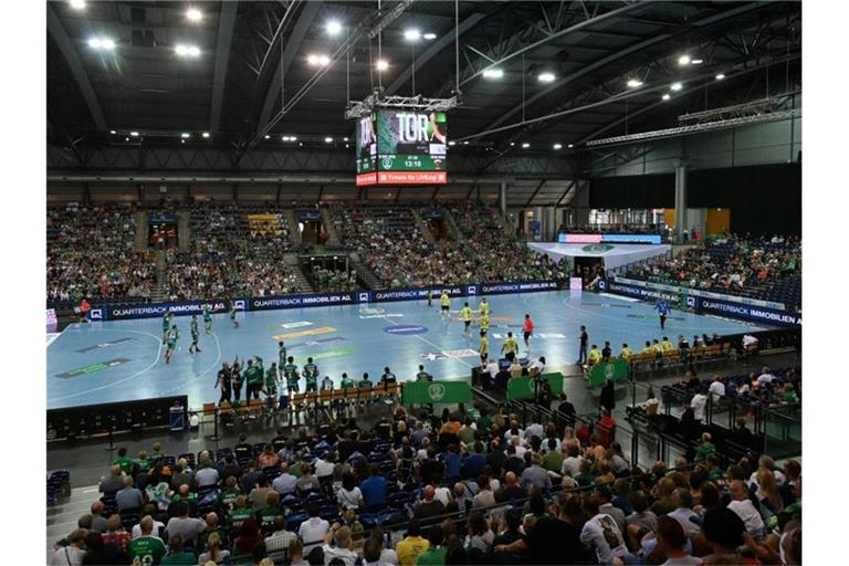 Auch in der Handball-Bundesliga füllen sich die Hallen langsam wieder. Foto: Hendrik Schmidt/dpa-Zentralbild/ZB