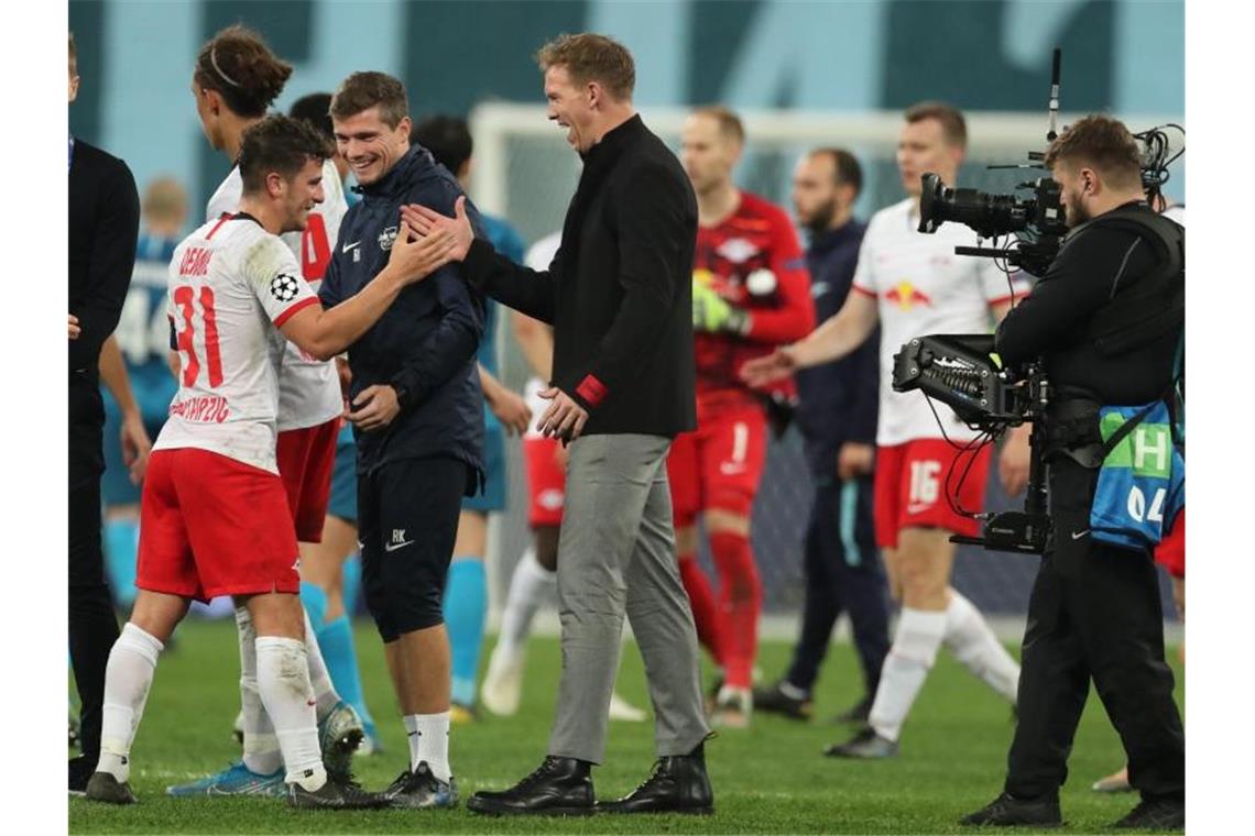 Die Welle weitersurfen: RB Leipzig überzeugt und will mehr Auch in der Königsklasse durfte RB-Coach Julian Nagelsmann (r) mit seinen Spielern einen Sieg bejubeln. Foto: Jan Woitas/dpa