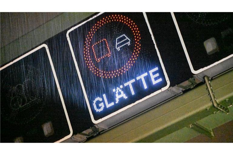 Auch in der Nacht auf Sonntag müssen Autofahrer und Fußgänger vorsichtig sein - es kann glatt werden.