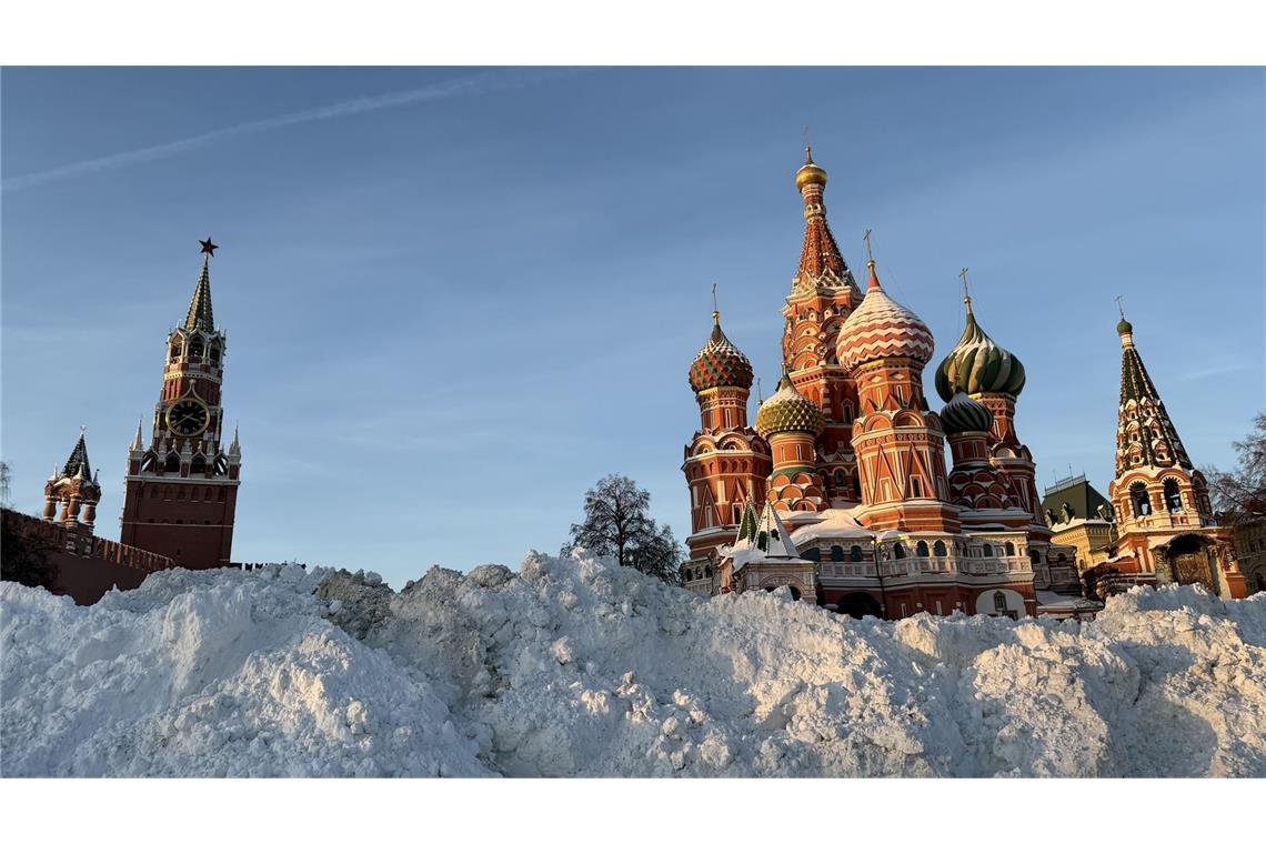 Auch in der russischen Hauptstadt türmen sich stellenweise nach Rekord-Niederschlägen in diesem Winter die Schneemengen.