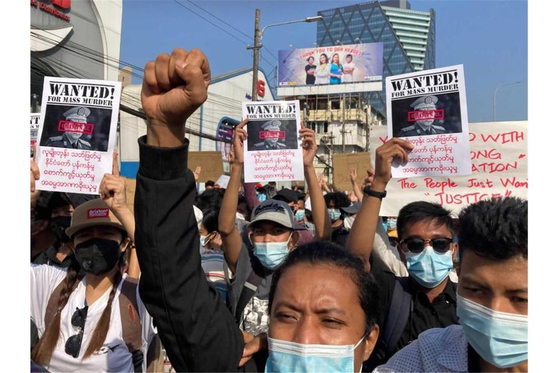Auch in der Stadt Yangon protestieren Menschen gegen den Militärputsch in Myanmar. Foto: Uncredited/AP/dpa