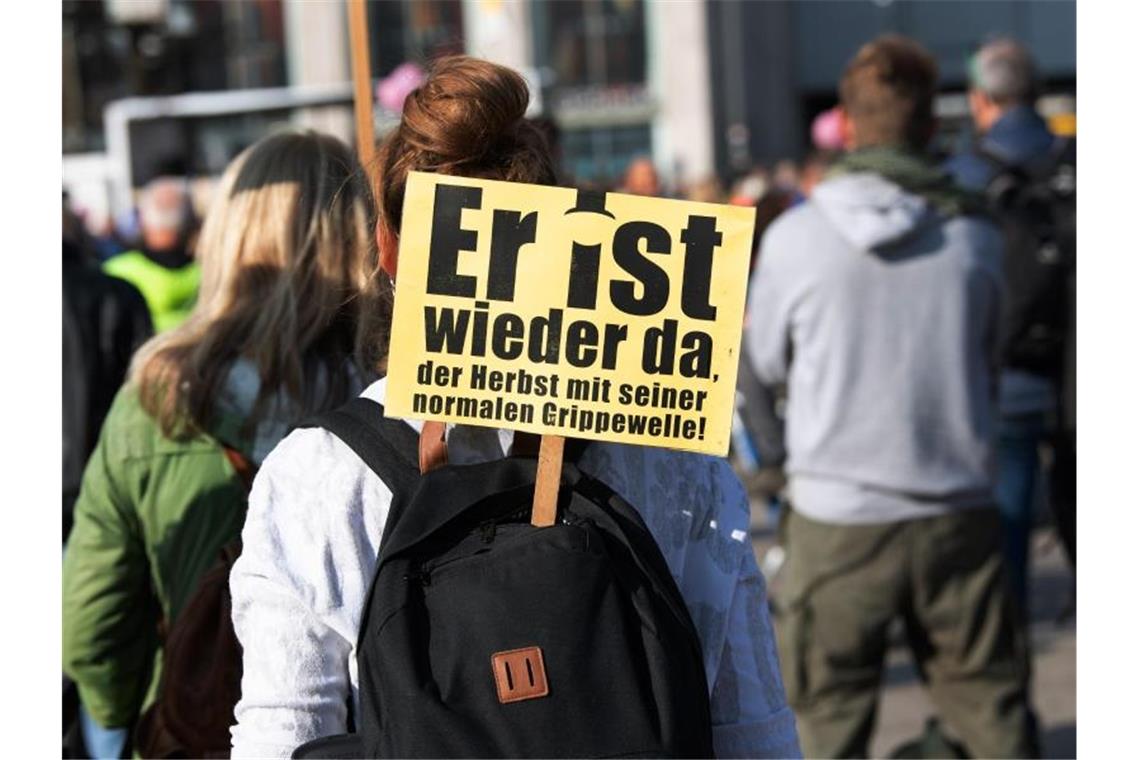 Auch in Deutschland liegt die Zahl der Todesfälle im Zusammenhang mit Covid-19 mittlerweile über der Marke von 10.000 - für viele Teilnehmer der Demos gegen die Corona-Auflagen aber offenbar kein Grund zum Innehalten. Foto: Paul Zinken/dpa