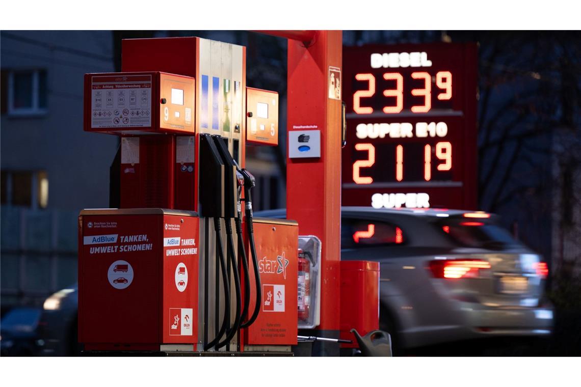 Auch in Deutschland sind die Spritpreise infolge des Iran-Kriegs und der Blockade der Straße von Hormus sprunghaft angestiegen. (Archivbild)