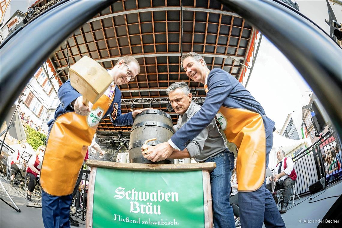 Auch in diesem Jahr braucht OB Maximilian Friedrich gerade einmal zwei Schläge für den Fassanstich. Foto: Alexander Becher