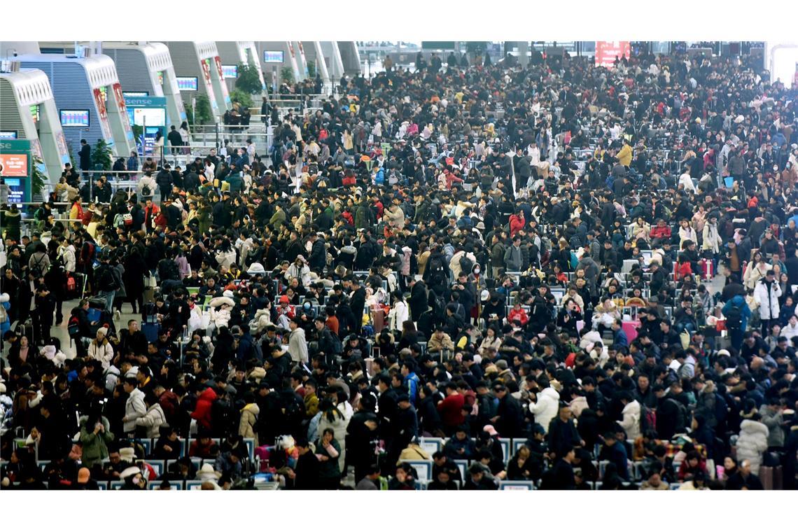Auch in diesem Jahr dürfte es wieder voll werden an Chinas Bahnhöfen. (Archivbild)