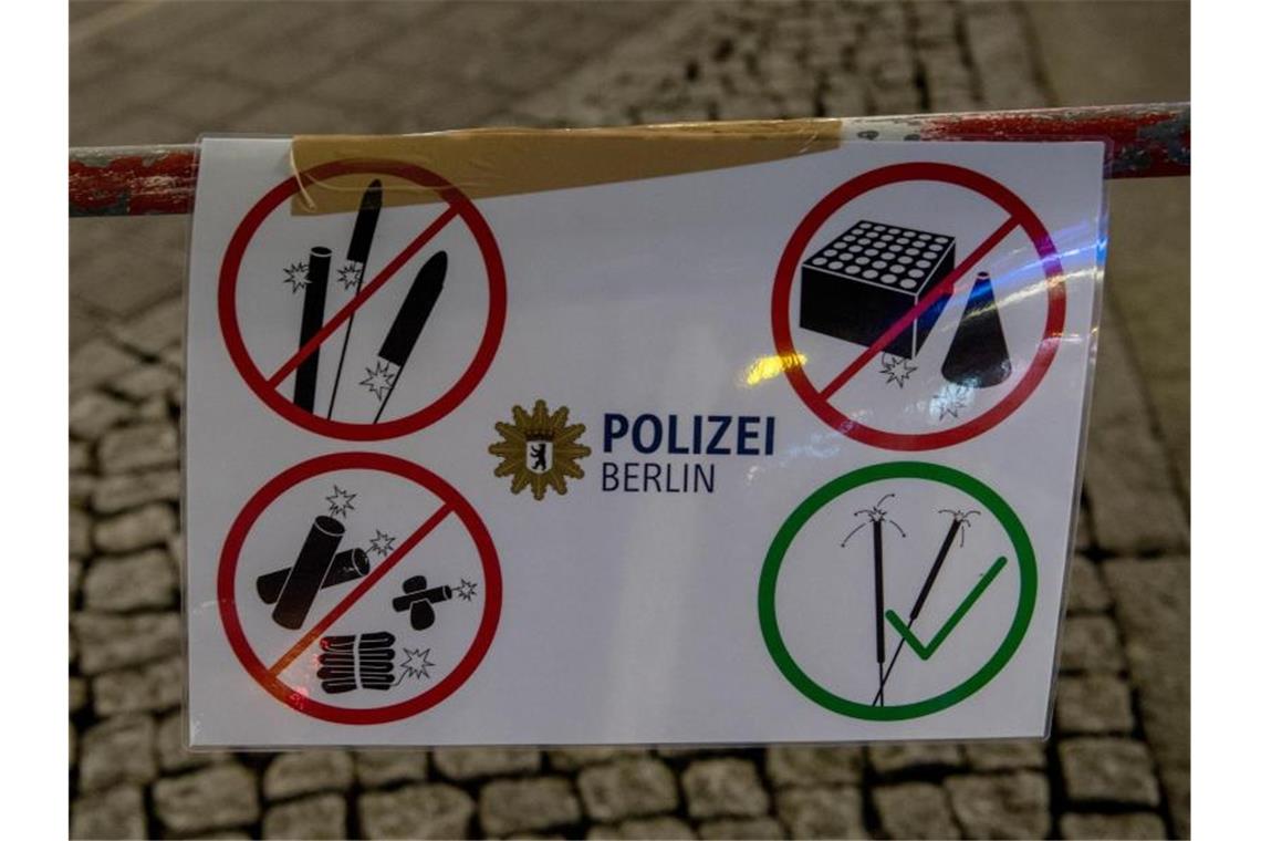 Zwei Drittel der Bürger unterstützen Böller-Verbot Auch in diesem Jahr werden in Deutschland vor Silvester keine Feuerwerkskörper verkauft. Foto: Paul Zinken/dpa