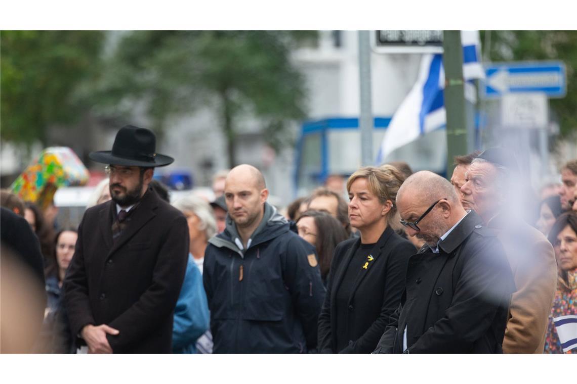 Auch in Düsseldorf gedenken die Menschen den Opfern.