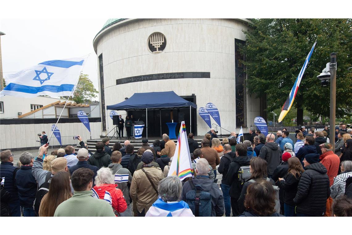 Auch in Düsseldorf gedenken die Menschen den Opfern.