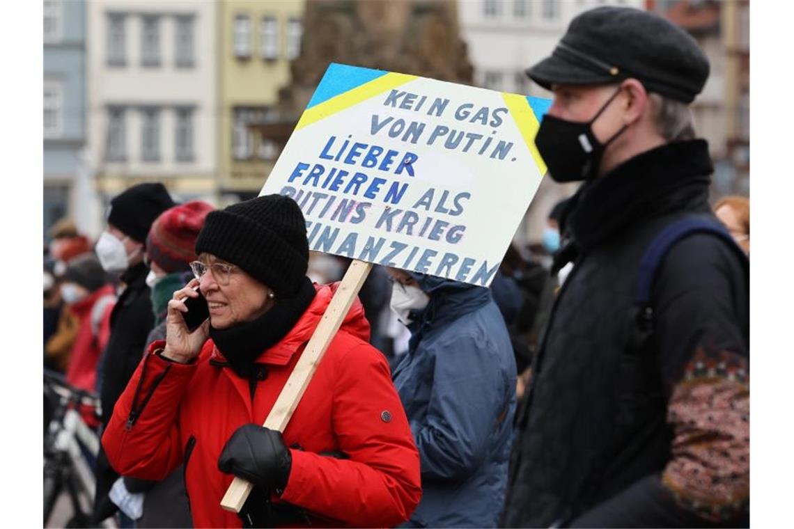 Erneut große Proteste gegen Ukraine-Krieg Auch in Erfurt demonstrieren Menschen gegen den Krieg in der Ukraine. Foto: Karina Heßland-Wissel/dpa