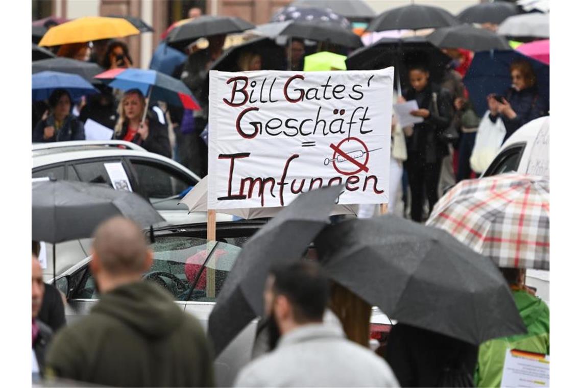 Auch in Frankfurt waren Impfgegner und Verschwörungstheoretiker unter den Demonstranten. Foto: Arne Dedert/dpa