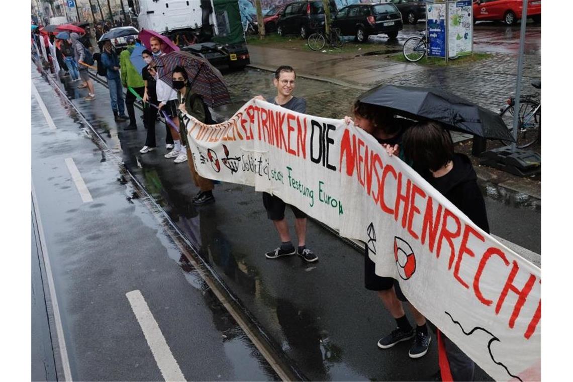 Auch in Leipzig gab es eine Menschenkette - trotz des Regens. Foto: Sebastian Willnow/dpa-Zentralbild/dpa