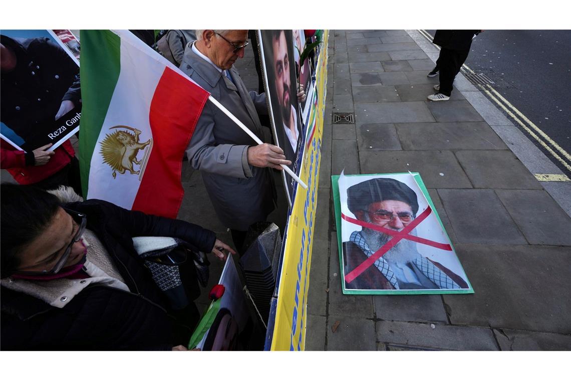 Auch in London protestieren Menschen gegen die Führung der Islamischen Republik.
