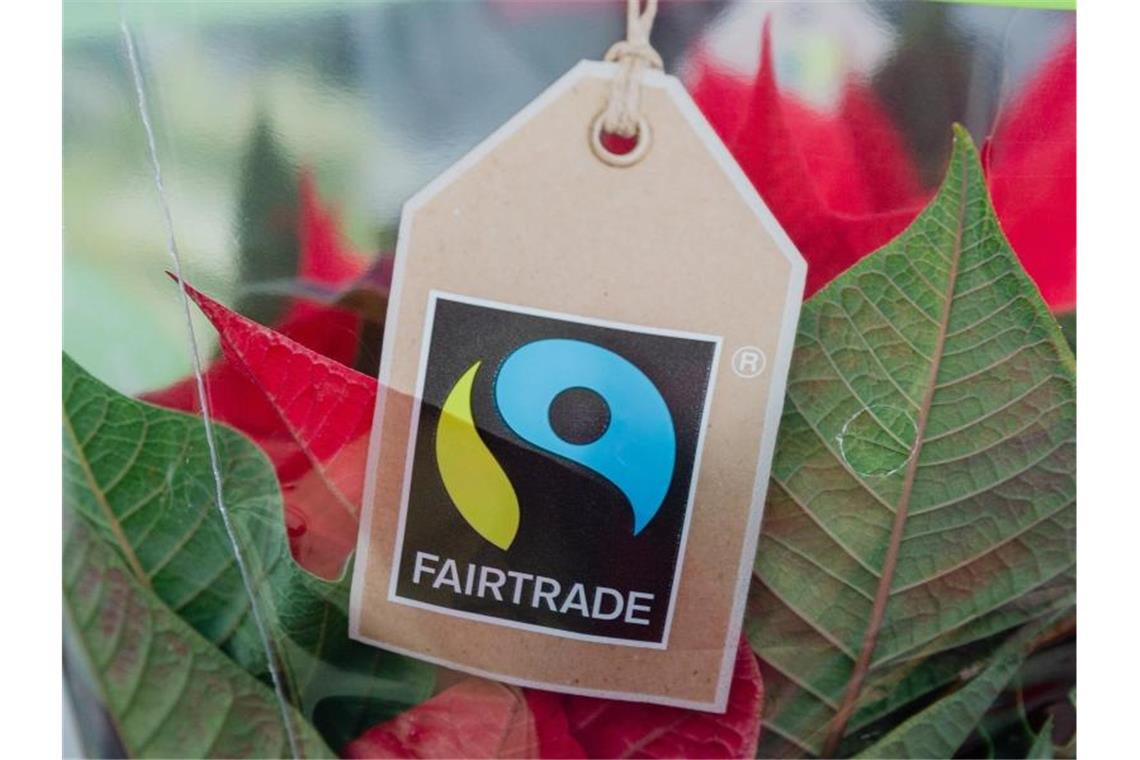 Fairer Handel verzeichnet Umsatzrückgang in der Krise Auch in manchen Blumengeschäften können Kunden auf das Fairtrade-Zeichen achten. Foto: Markus Scholz/dpa/Archivbild