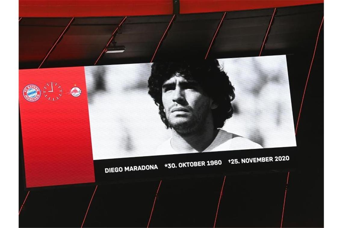 Mit „Weltklasse-Torhüter“: Bayern macht Achtelfinale klar Auch in München wurde vor dem Spiel dem verstorbenen Diego Maradona gedacht. Foto: Sven Hoppe/dpa