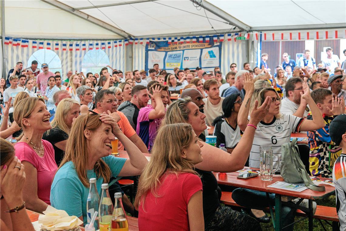 Auch in Murrhardt verfolgen die Fans das Spiel der Nationalmannschaft. 
