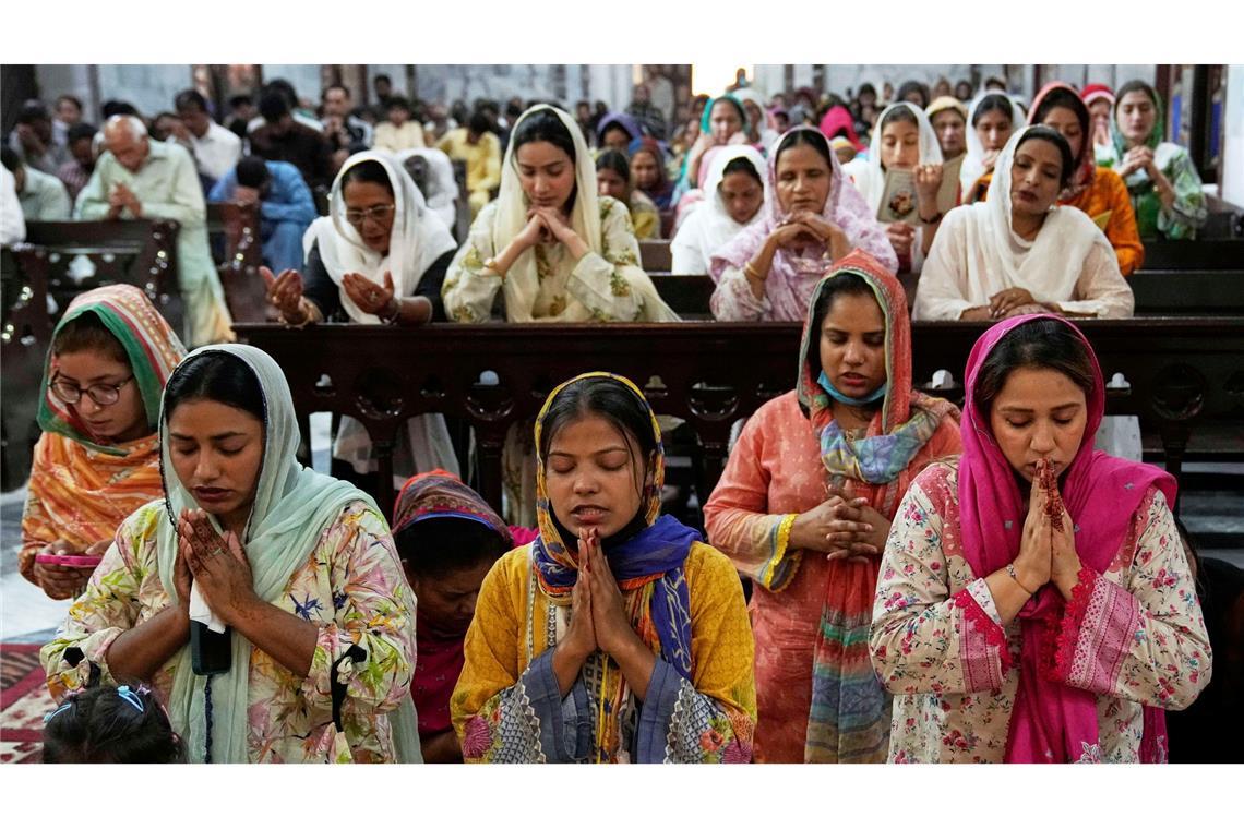 Bilder des Tages Auch in Pakistan trauern Christen um den Papst.